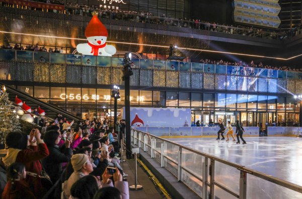 线下股票配资 浦东这个区域已提前“入冬”！陆家嘴中心L+Mall“雪国嘉年华”梦幻启幕